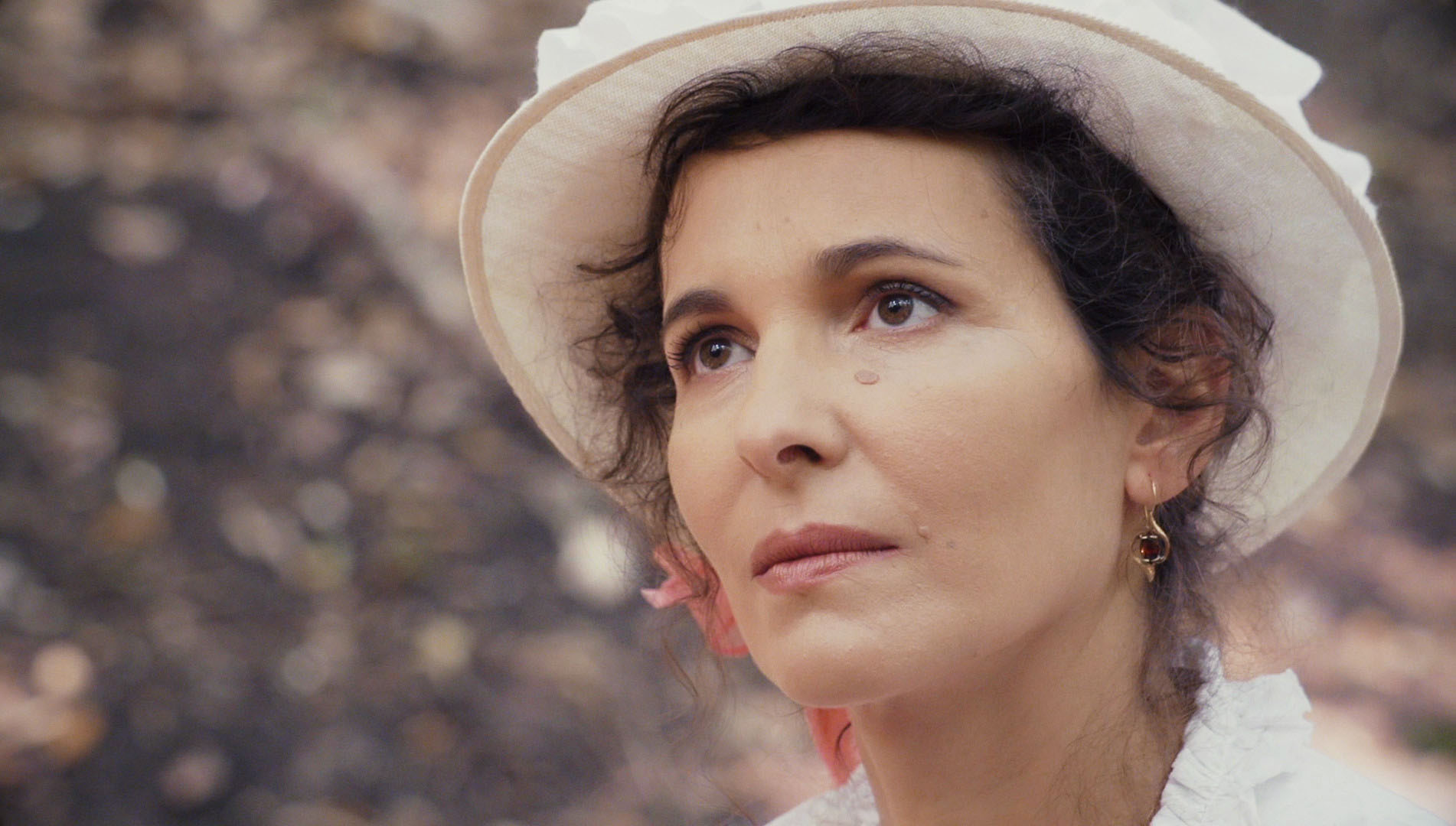 A frame from the movie Erikas Jewel